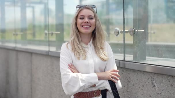 Mladá podnikatelka kráčí mimo moderní budovy — Stock video