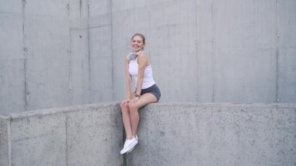 Ontspannen en lachende jonge sportvrouw — Stockvideo