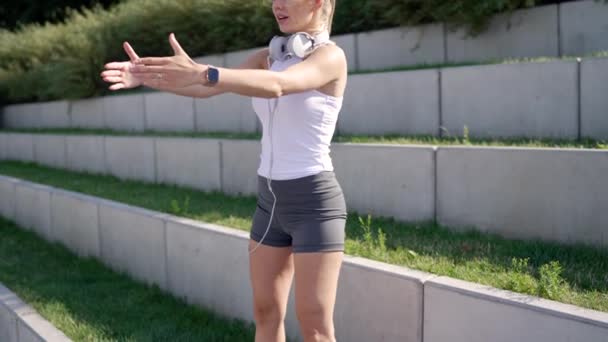 Жінка-спортсменка займається в парку — стокове відео