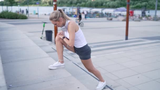 Kvinnlig joggare lungor på trappsteg — Stockvideo