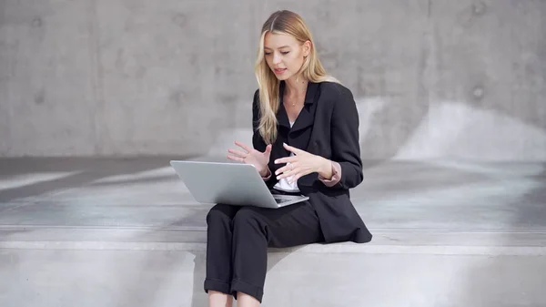 Blond zakenvrouw maakt video call — Stockfoto