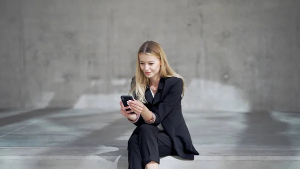 Frohe Geschäftsfrau mit Handy — Stockfoto