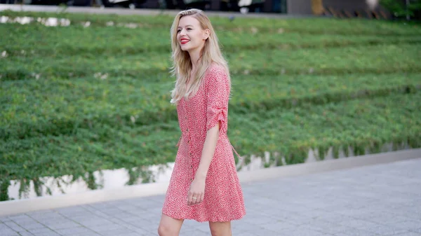 Mujer alegre caminando en el parque —  Fotos de Stock