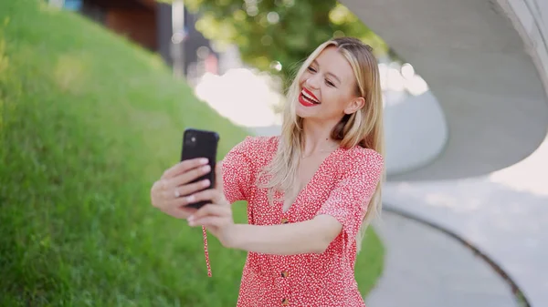 Alegre hembra tomando selfie en parque —  Fotos de Stock