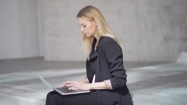 Empresária usando laptop para o trabalho — Vídeo de Stock