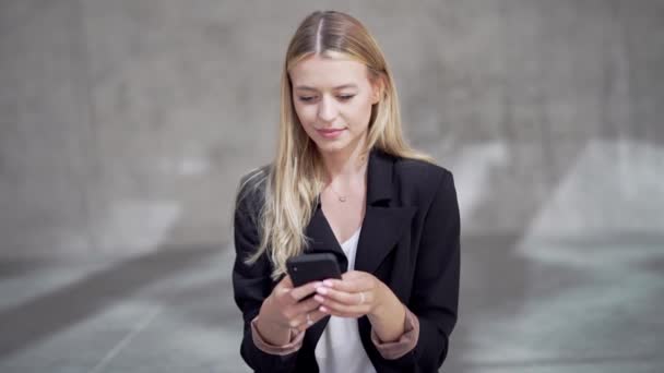 Mulher de negócios loira navegando celular durante o intervalo — Vídeo de Stock