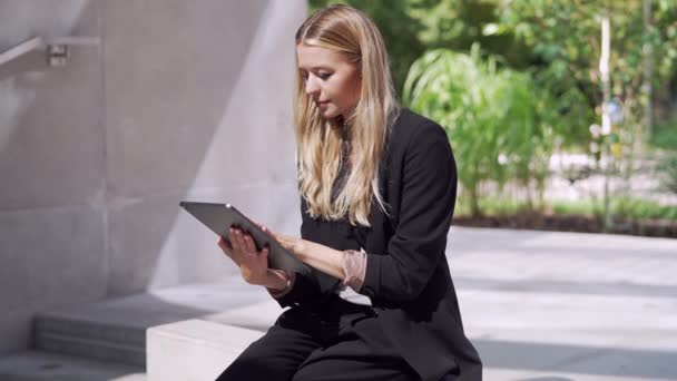 Bizneswoman za pomocą tabletu na ulicy — Wideo stockowe