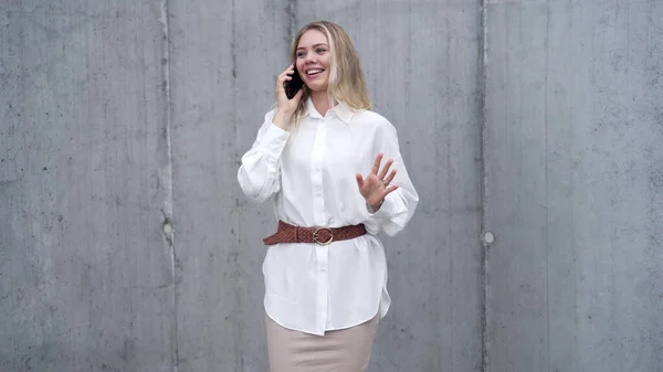 Empresária alegre falando no smartphone na rua — Fotografia de Stock