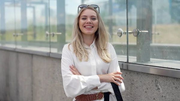 Jonge zakenvrouw loopt buiten modern gebouw — Stockfoto