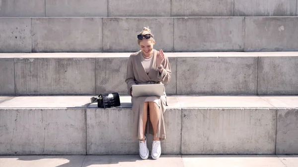 Модна жінка робить відеодзвінок на кроки — стокове фото