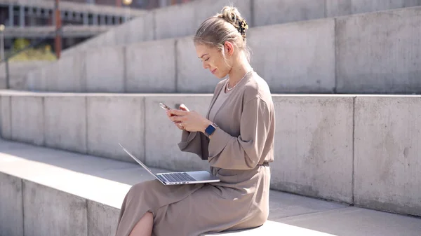 Young female using devices on street — Stock Photo, Image