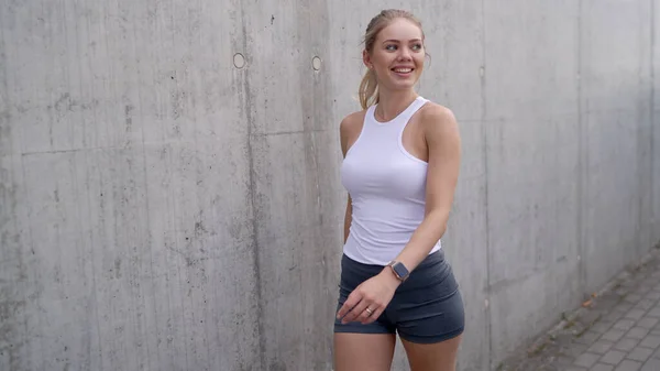 Deportista alegre caminando después del entrenamiento en la calle —  Fotos de Stock