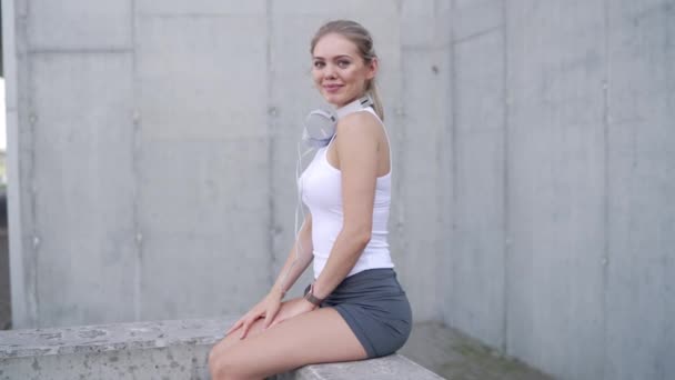 Avslappnad och leende ung idrottskvinna — Stockvideo