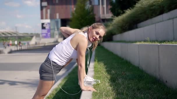 草の階段の近くに肺スポーツ女性 — ストック動画
