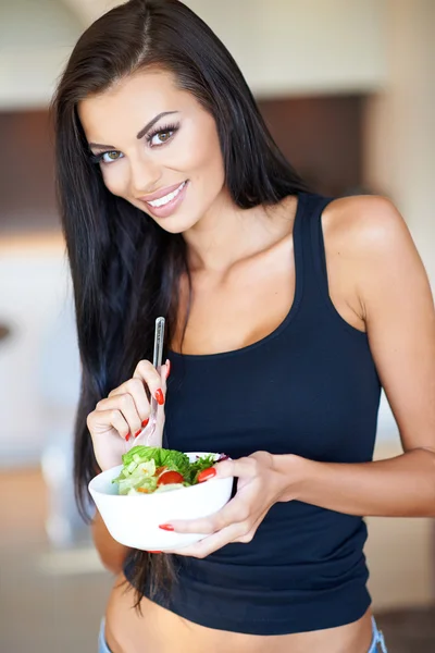健康的女人吃新鲜的混合的沙拉 — Stock fotografie