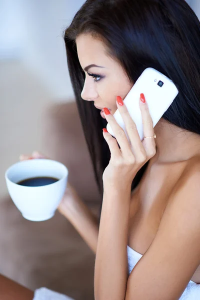 Jovem mulher ouvindo um telefonema móvel — Fotografia de Stock