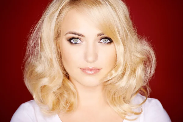 Wunderschöne blonde Frau mit schulterlangen Haaren — Stockfoto