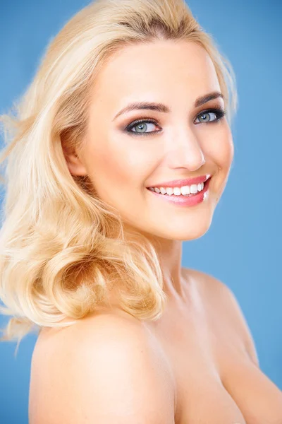Schöne gesunde junge blonde Frau — Stockfoto