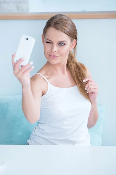 Sexy junge Frau zwinkert für ein Selfie — Stockfoto