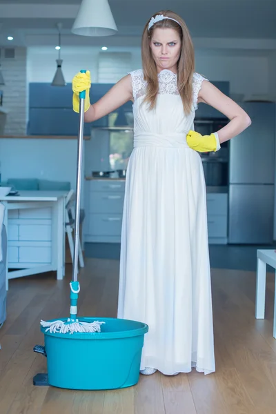 Mujer de la popa que usa vestido y fregona — Foto de Stock