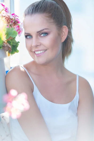 Beautiful young woman in summer sunshine — Stock Photo, Image