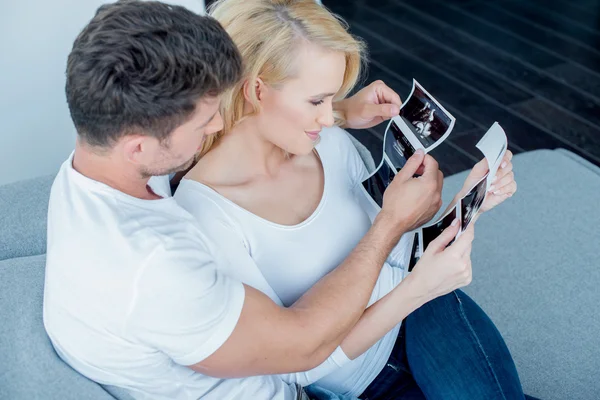 Sladké pár hledá výsledek ultrazvuku spolu — Stock fotografie