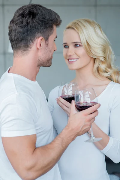 Casal amoroso desfrutando de um copo romântico de vinho — Fotografia de Stock