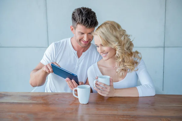 Mann zeigt seiner Frau etwas auf einem Tablet — Stockfoto