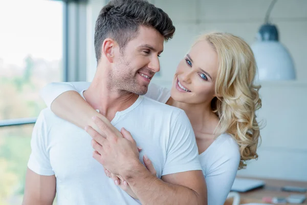 Souriant joli et beau jeune couple blanc — Photo