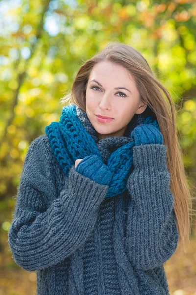 Mujer de moda en la moda cálida de otoño — Foto de Stock