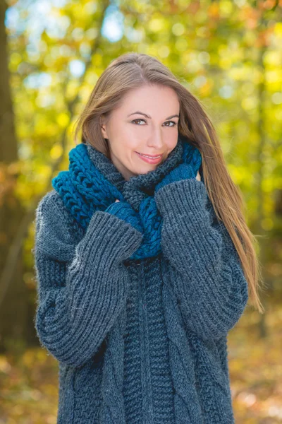 Usmívající se hezká žena v podzimní oblečení portrét — Stock fotografie