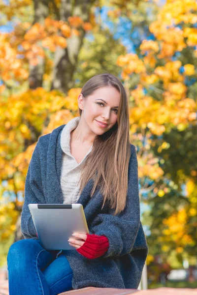 Attraktiv ung kvinna njuter en höstdag — Stockfoto