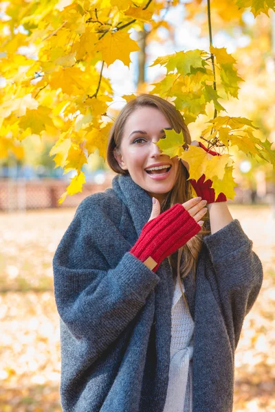 Skrattar livlig kvinna i en park på hösten — Stockfoto