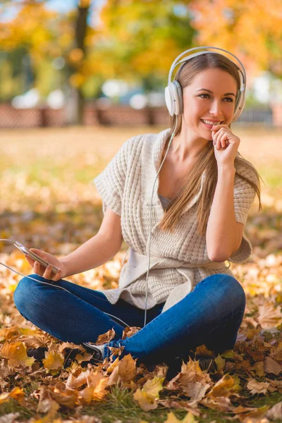 Szczęśliwa młoda kobieta relaksując się przy jej muzyka — Zdjęcie stockowe