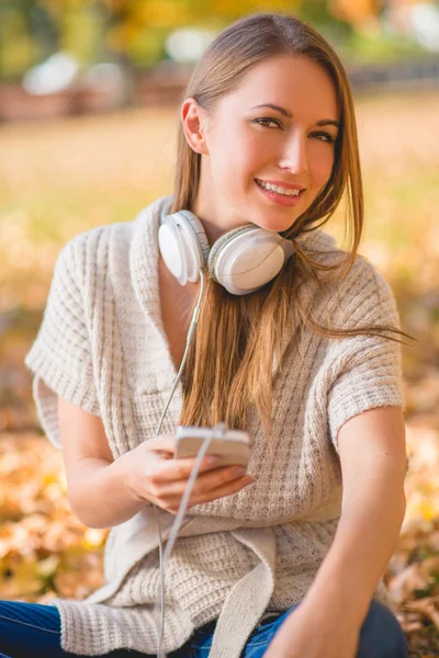 Müzik dinleyen çekici genç bir kadın. — Stok fotoğraf