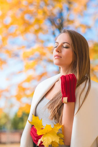 Junge Frau genießt die Schönheit des Herbstes — Stockfoto