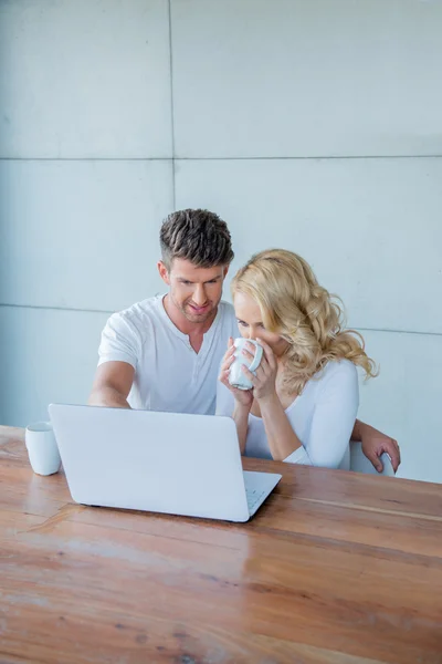 Paar benutzt gemeinsam einen Laptop — Stockfoto