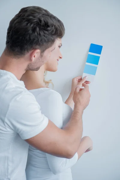 Pareja caucásica mirando el papel indicador de color —  Fotos de Stock