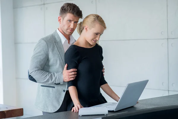 Doux jeunes amoureux en utilisant un ordinateur portable sur la table — Photo