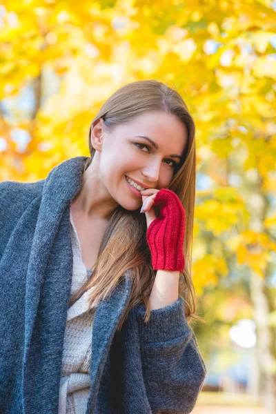 Ung kvinna i en färgglad höst trädgård — Stockfoto