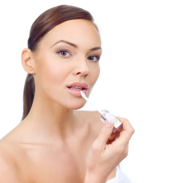 Aantrekkelijke naakte jonge vrouw toepassing lipgloss — Stockfoto