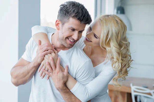 Traje de pareja feliz en momentos dulces —  Fotos de Stock