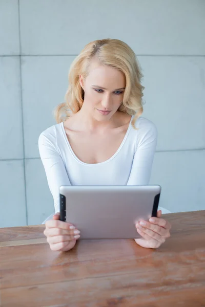 Mulher bonita lendo um computador tablet — Fotografia de Stock