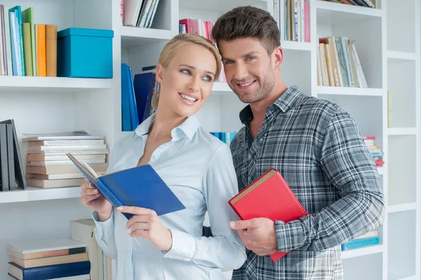 Partner dolci sorridenti in posa alla mini biblioteca — Foto Stock