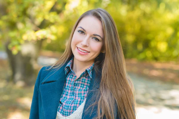 Hübsche lächelnde Frau in Herbstmode aus der Nähe — Stockfoto