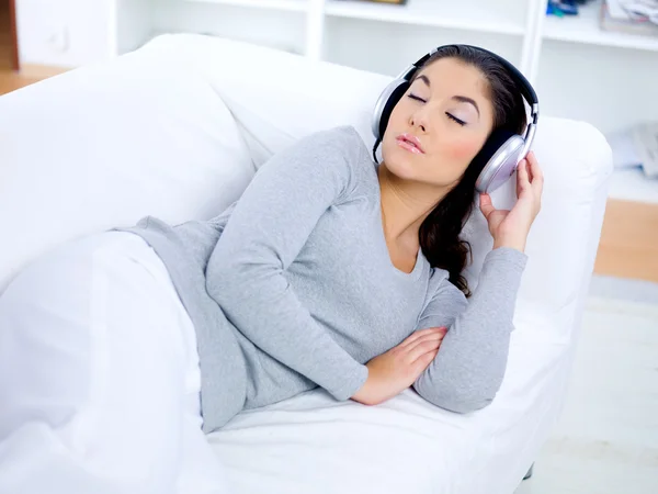 Woman lying on a sofa — Stock Photo, Image