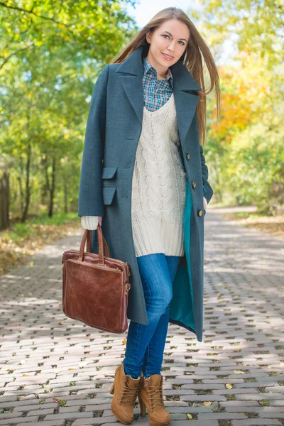 Mujer joven en traje de temporada de otoño en el camino —  Fotos de Stock