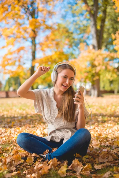 Mujer joven relajándose escuchando música —  Fotos de Stock