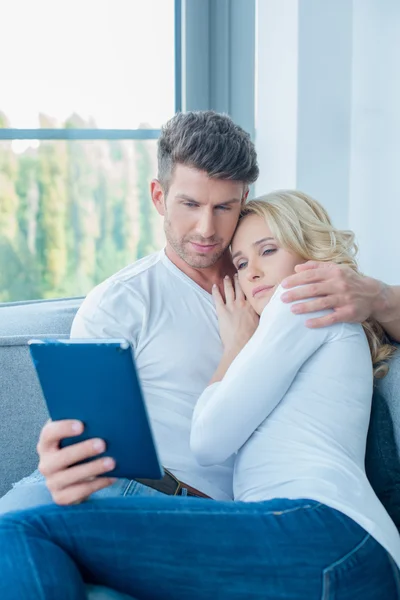 Zoete paar middelbare leeftijd met blauwe Tablet — Stockfoto