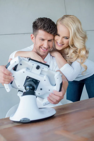 Doce jovem casal se divertindo com Cool Gadget — Fotografia de Stock